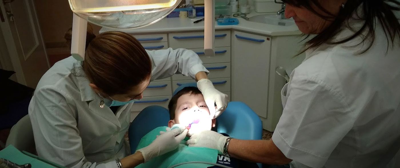 Un bambino in poltrona durante una visita odontoiatrica
