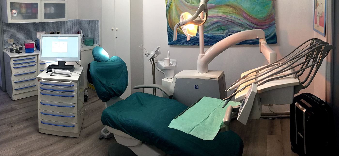 La poltrona odontoiatrica dello studio, con il monitor del riunito